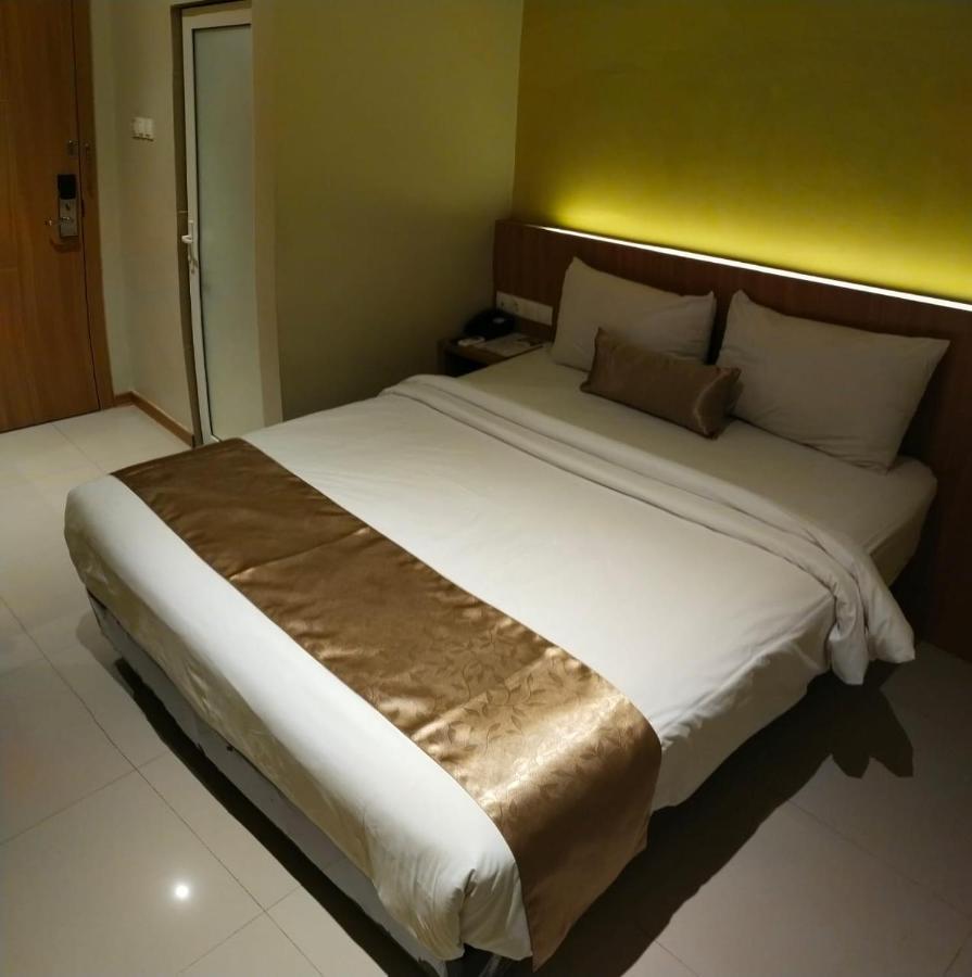 Deli Hotel Medan Exterior foto